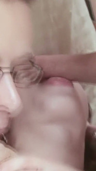 MMF - Tätowierte Brünette Nimmt Zwei Schwänze Und Ein Facial