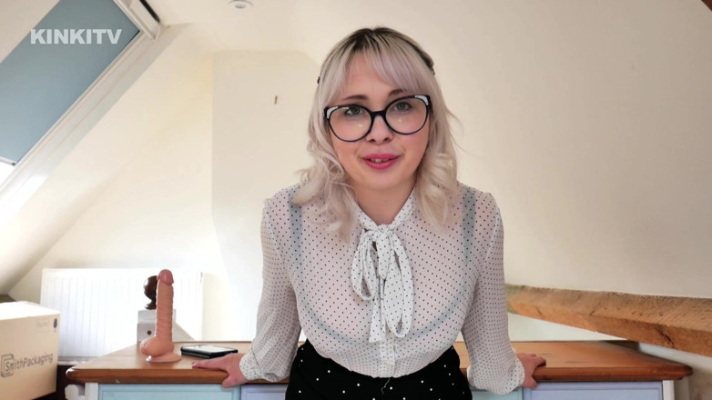 Cherry The Doll: 移动我肮脏的胸部撸管指挥
