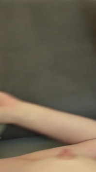 Elle Alexandra ve Sophia Jade, kanepede gençleri makaslıyor, yalıyor ve parmaklıyor