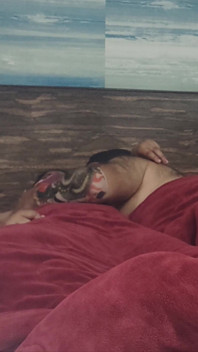 Junge bengalische Pooja Bhabhi mit blauem lippenstift lutschte den schwanz ihres ehemanns und wurde von ihrem ehemann hart gefickt, klares hindi audio