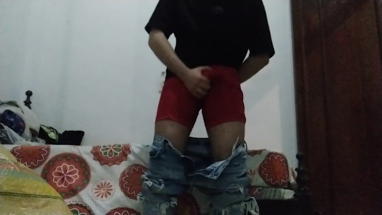 Leo J: Después de la fiesta me tomo y me masturbo
