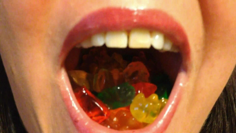 Lily Lipstixxx: El oso de goma comiendo