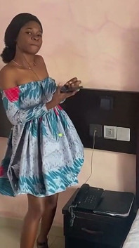 Une Black Noire Fait Un Strip-tease