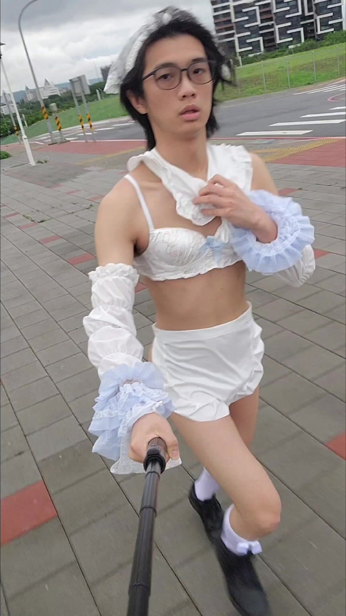 NotAFuta: 공원에서 메이드 노출증