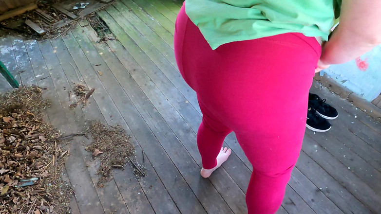 Bouncy Tits Action: Îngenunchez goală pe verandă îți voi lovi fundul