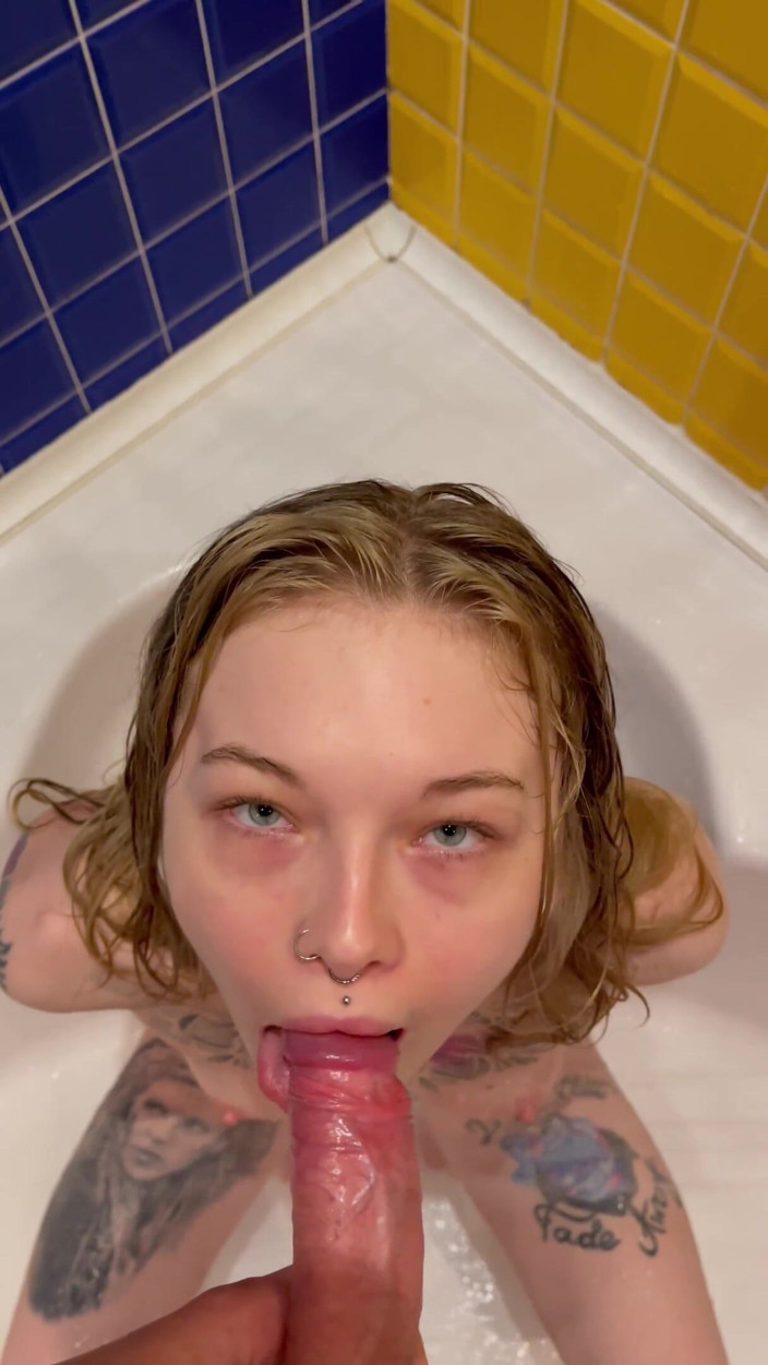 Karneli Bandi: 濡れた女の子からのジャグジーで温泉blowjob