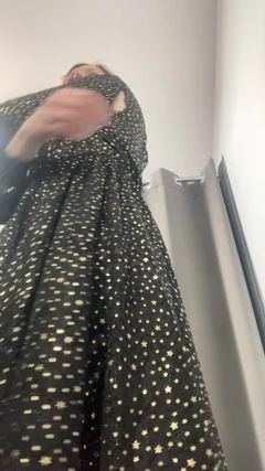 Obtinerea goală pentru a încerca rochii de designer într-un magazin elegant Boutique