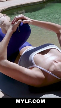 Yoga-MILf fühlt sich selbst