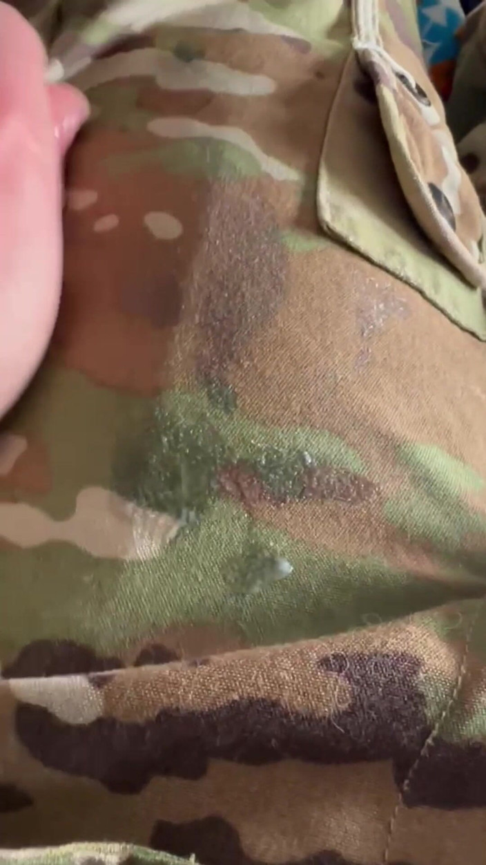 Gay Soldier Stuff: 직장에서 열심히 일하고 병영실에 가서 딸딸이를 해야 하는 육군 전문가