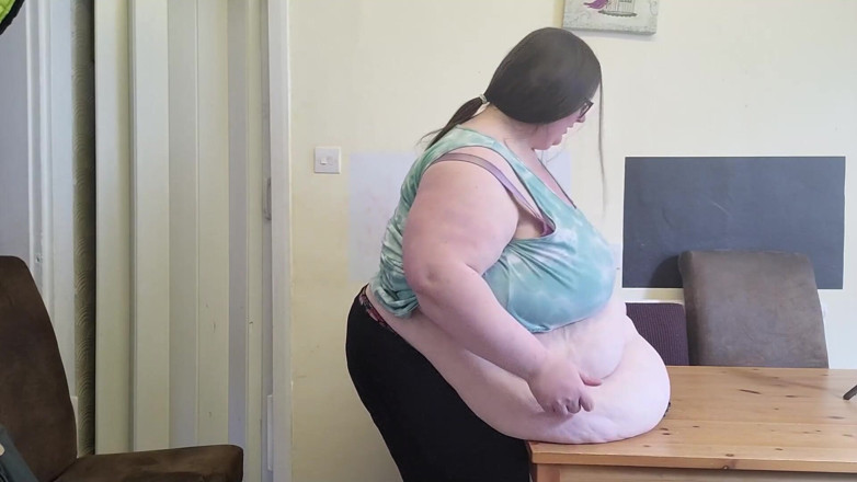 SSBBWLadyBrads: Barriga pesa ao lado