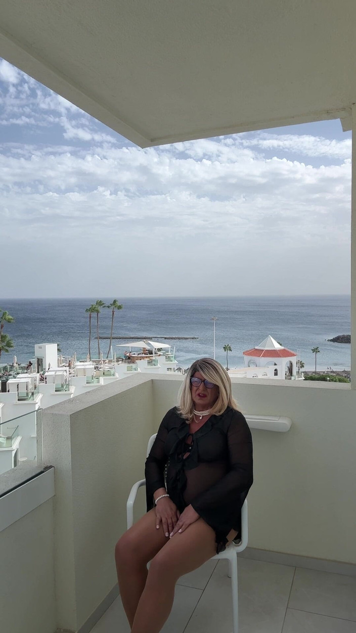 Kellycd2022: Si seksi crossdresser kellycd2022 dengan gaun hitam dan stoking tembus...