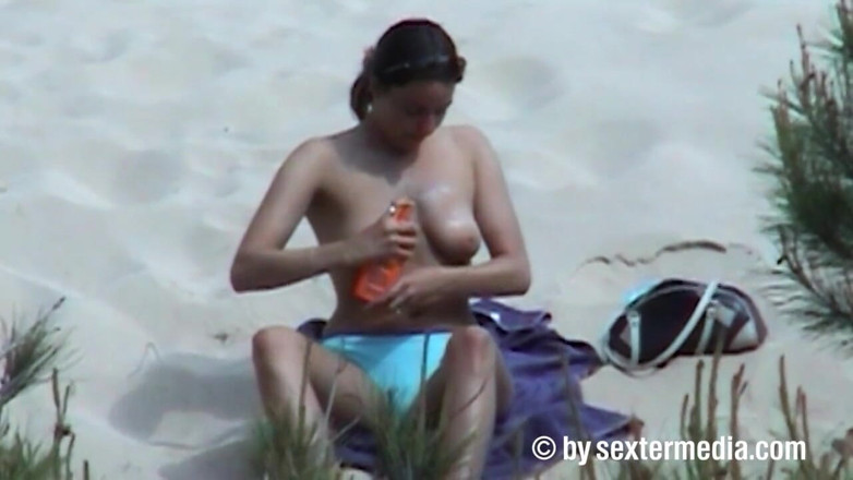 Beachbitches: Racy Beach Beauty