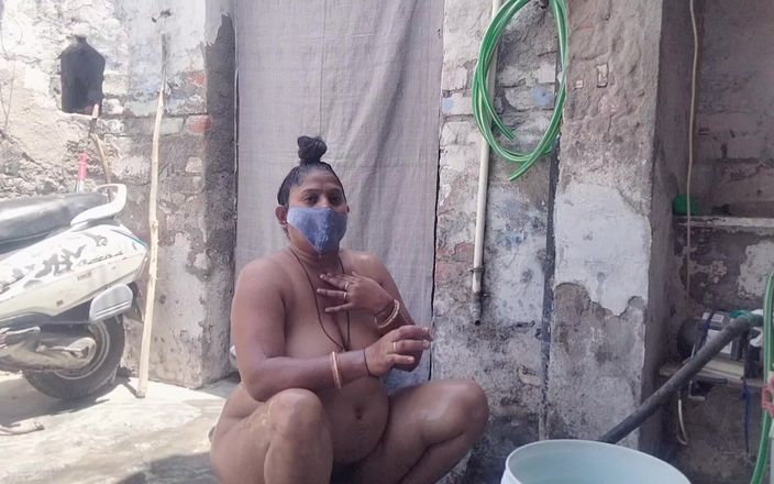 Your love geeta: Indische Bhabhi&amp;#039;s hete video tijdens het baden