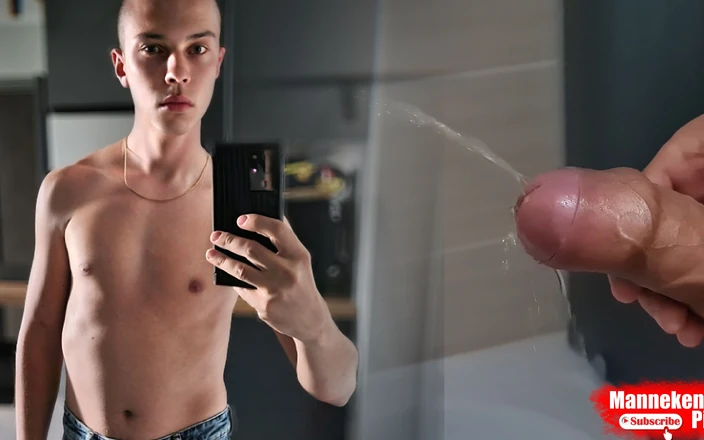 Manneken pis: bite d’érection longue pisse dans la salle de bain