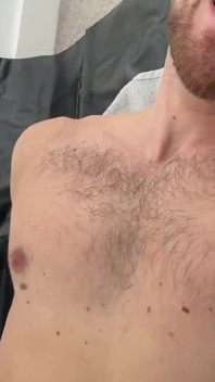 Je chevauche en solo et je me détruit le trou avec mon nouveau gode à triple bite