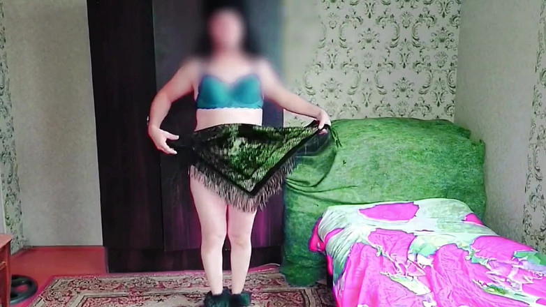 Kitty_Cross: Hravá trans dívka ukazuje tetování stehna v krátké sukni