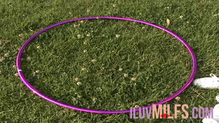 Iluvmilfs: Mrdka v puse pro brunetku s copánky s těsnou kundičkou
