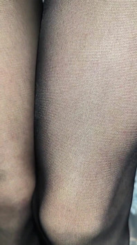 J’ai Trouvé Ces Collants Noirs Brillants Chez La Mère De Mon Amie Dans Sa Chambre, Dans Un Tiroir, Et J’ai Joui À Fond