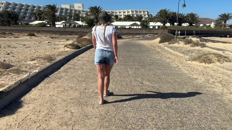 Emma Voyeur: Quần đùi jean ướt tuyệt vọng ở nơi công cộng