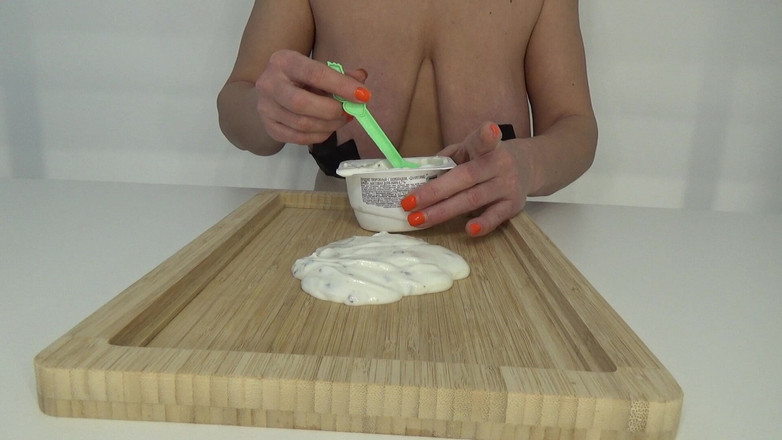 AnnaBUST: Moje piękne nogi znów są w jogurcie