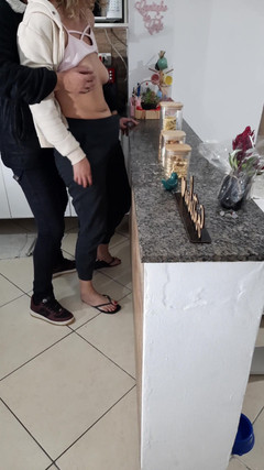 Gabi SweetCouplesStories: Nevlastní dcera nemůže ani odpočívat při snídani.