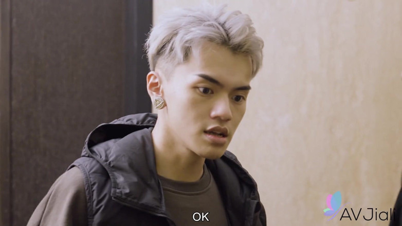 AV Jiali: După ce este dat afară, un înger sexy este chemat să...