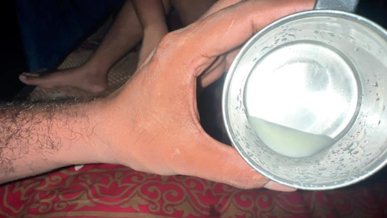 HOT_RUHI002: Desi Bhabi Dudh Alimentazione e mungitura mucca
