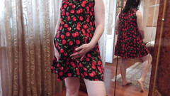 Anna Sky: Krásná těhotná Anna zkouší šaty u zrcadla