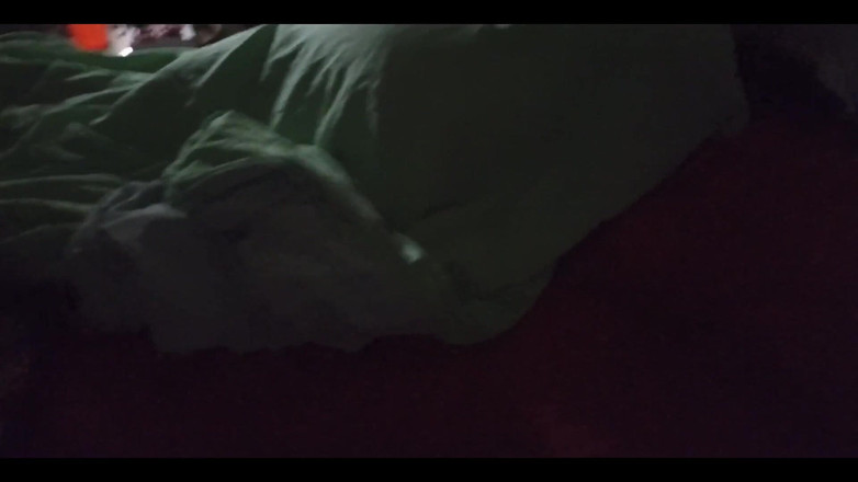 Karmicoxv: Bătrânul morbid intră în camera soției sale și o înregistrează