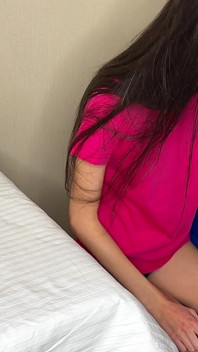 İnce üvey kız mutfak masasında sigara içtiği için sikiliyor