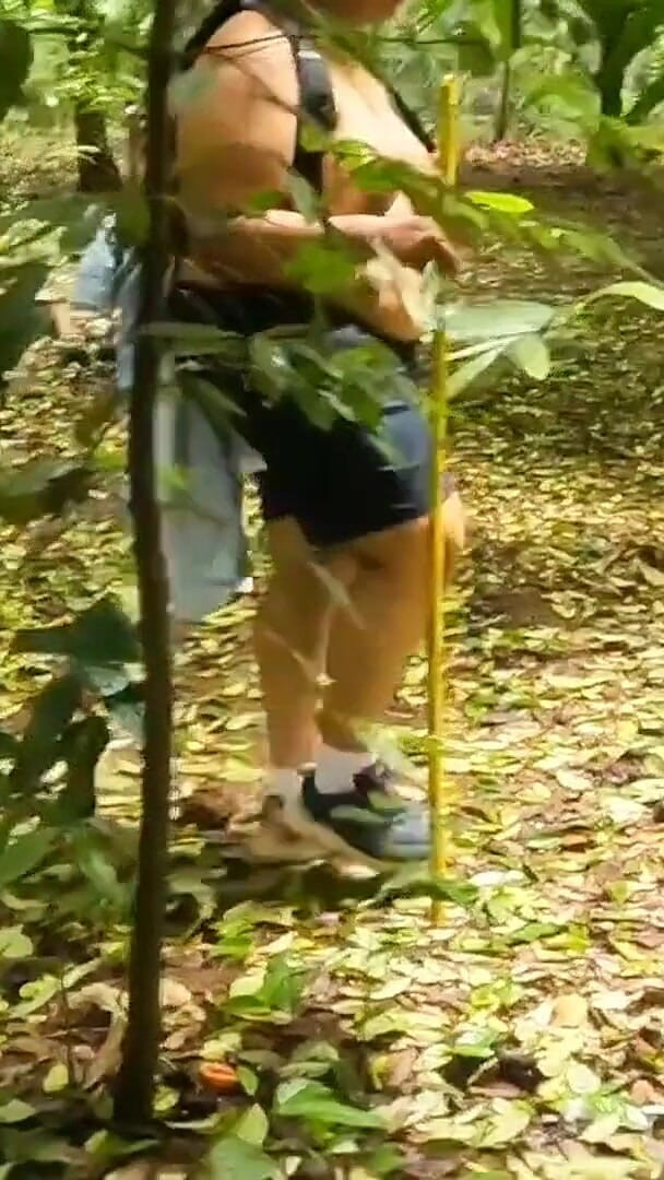 Anne Ipe: Casual naakt wandelen, mollig meisje volledig naakt lopen in de...