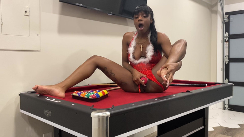 Majesty Nasty: Eboni Bermain Dengan Pepek Di Meja Kolam