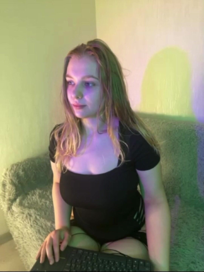 JuiceLussie: Ngentot memek beneran pakai jari dan subur