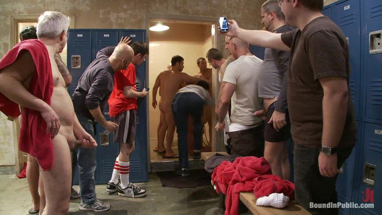 Bound in public: Były wojskowy zostaje zerżnięty w zatłoczonej szatni
