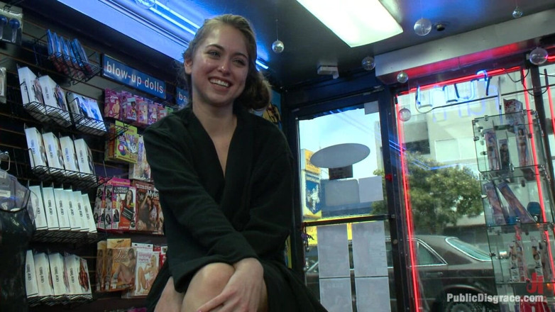 Public Disgrace by Kink: Rușinea publică a păpușii drăguțe Riley Reid!!
