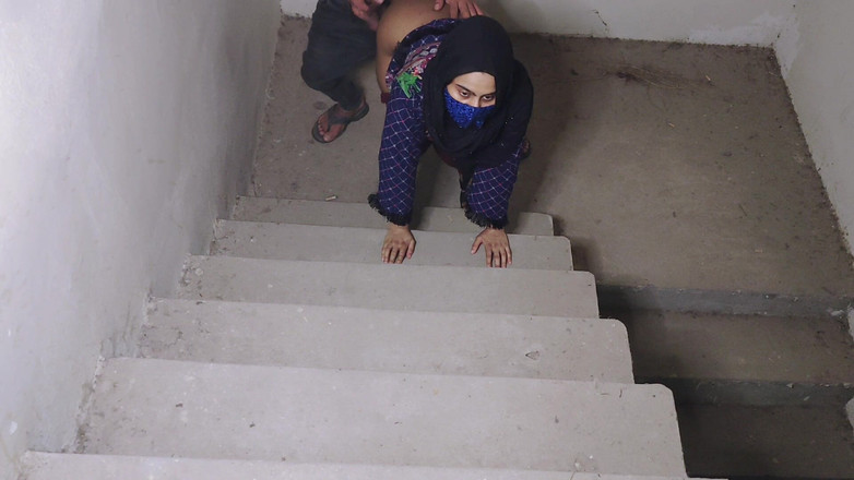 Faryal: Подруга трахається на сходах - мінет раком хардкорно