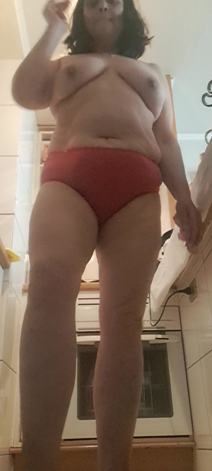 Mommy big hairy pussy: 부엌에서 빨간 팬티를 입은 MILF