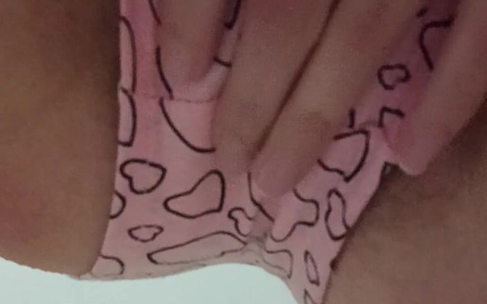 Lesbian-candys: मैं कक्षा में टेबल के नीचे अपनी बालों वाली चूत में हस्तमैथुन करता हूं