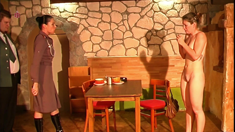 Inquisition and prison world: Sibylle - Seksi garson işte başarısız olur ve bunun için aşağılayıcı...