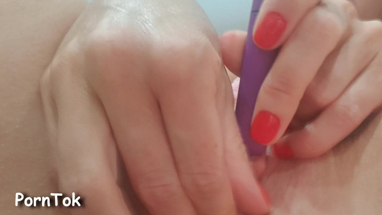 Mashafromrussia: Ung smal blond spermasprut från en vibrator