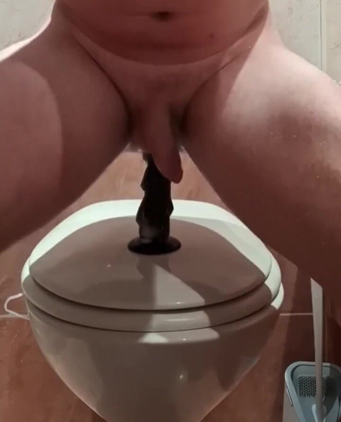 NoFace Twink X: Heißer schwuler twink reitet riesige analdildos