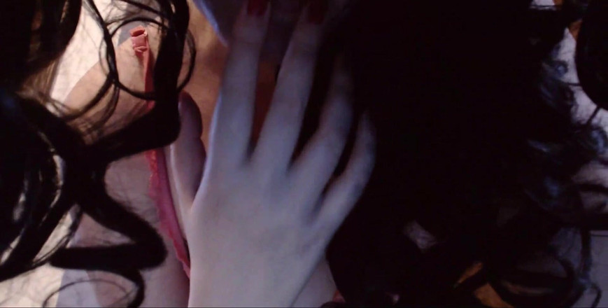 Nicoletta Embassi: 我的长发会让你失去理智，因为你只是一个肮脏的小乞丐！