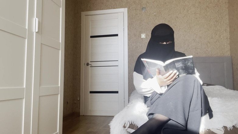 Lux Eva: Arabská macecha s velkým zadkem v punčochách