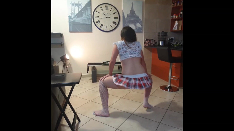 domslutfucker: 음란한 여대녀 복장 스트립 댄스, 트위크와 오줌을 입은 소녀