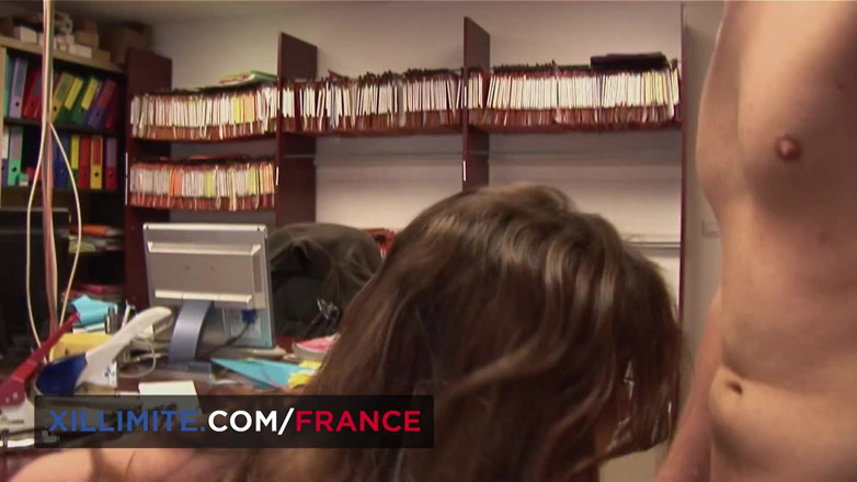 Made In France: Seks threesome di kantor sama bos seksi dengan pakaian dalam