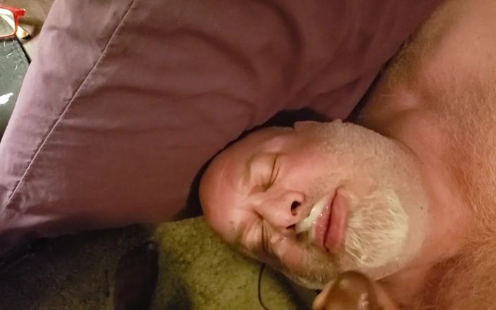 beardaddychub: Сперма на обличчя! Ведмідь отримує сперму від великого чорного члена