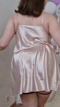 Das Satin-nachthemd Deiner Freundin Probiert Das Satin-abendkleid an - Weich Und Glatt Asmr