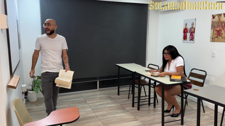SoldierHugeCock: Una studentessa arrapata seduce l'insegnante mostrandogli i suoi video porno