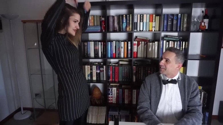Lady Mesmeratrix Official: O tipă dominatoare feminină își pedepsește sclavul bărbat în birou