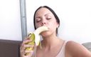 Solo Austria: Carla соблазняет бананом в видео от первого лица